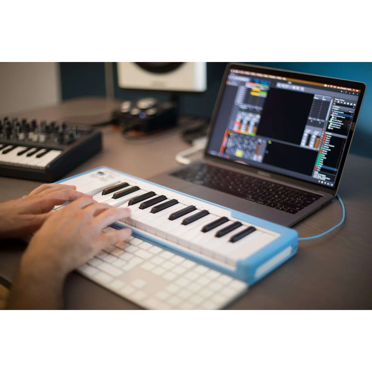 Arturia MICROLAB-OR MicroLab 25-Key Keyboard Controller, Orange - Image 9
