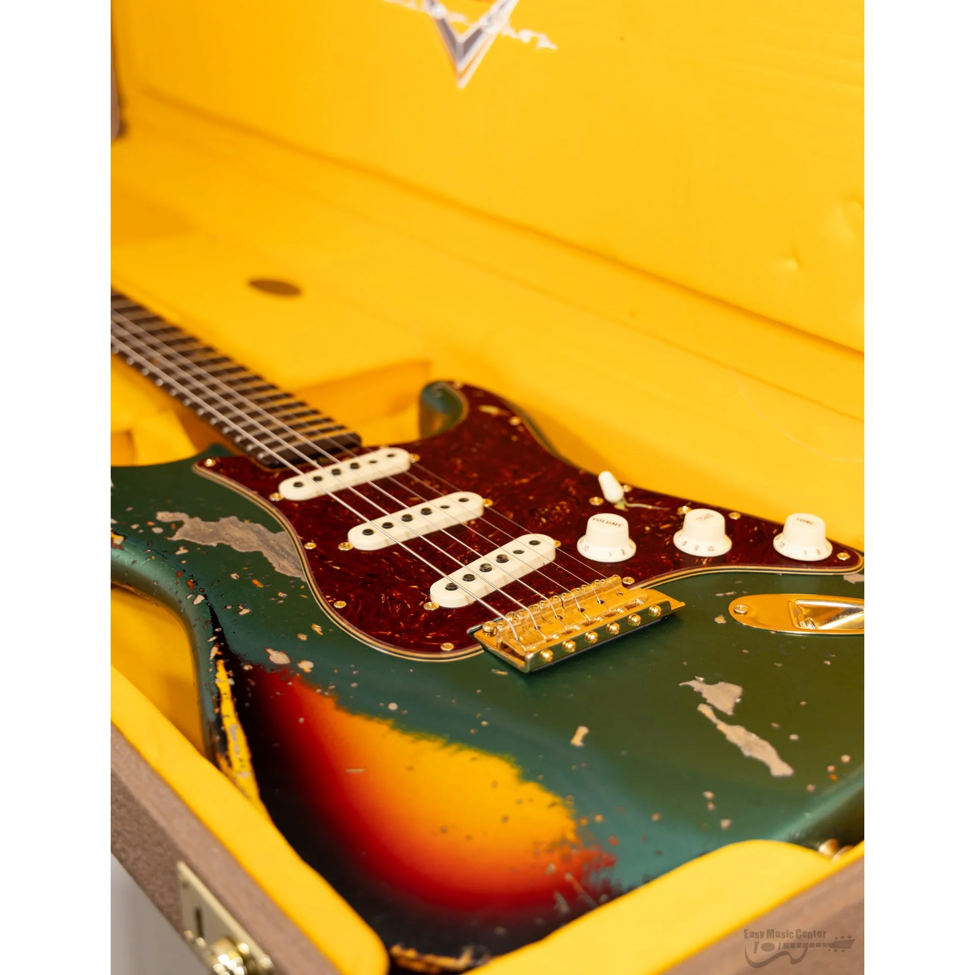Fender 923-6053-042 Custom Shop (#CZ565438), 1962 LTD Strat, Gold Hardware, Heavy Relic, Aged Sherwood Green Metallic over 3-color Sunburst - Image 17