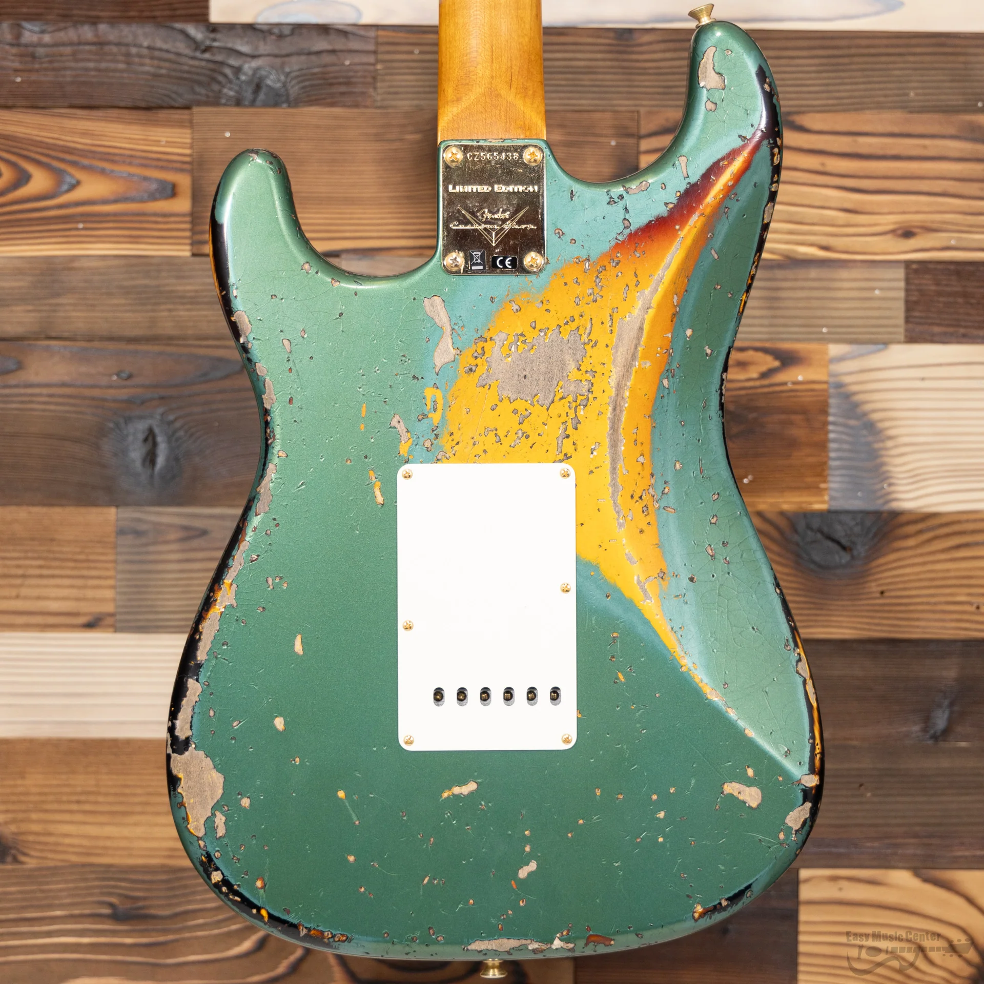 Fender 923-6053-042 Custom Shop (#CZ565438), 1962 LTD Strat, Gold Hardware, Heavy Relic, Aged Sherwood Green Metallic over 3-color Sunburst - Image 3