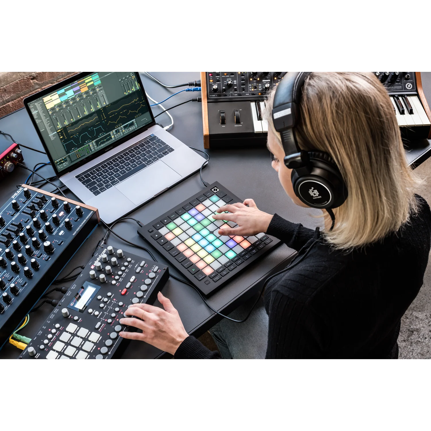Novation LAUNCHPADPRO3 Hardware LIVE Controller MK3 - Image 4